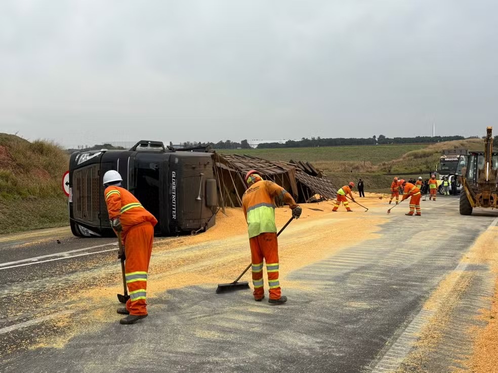 Carreta tomba e espalha carga de milho em rodovia