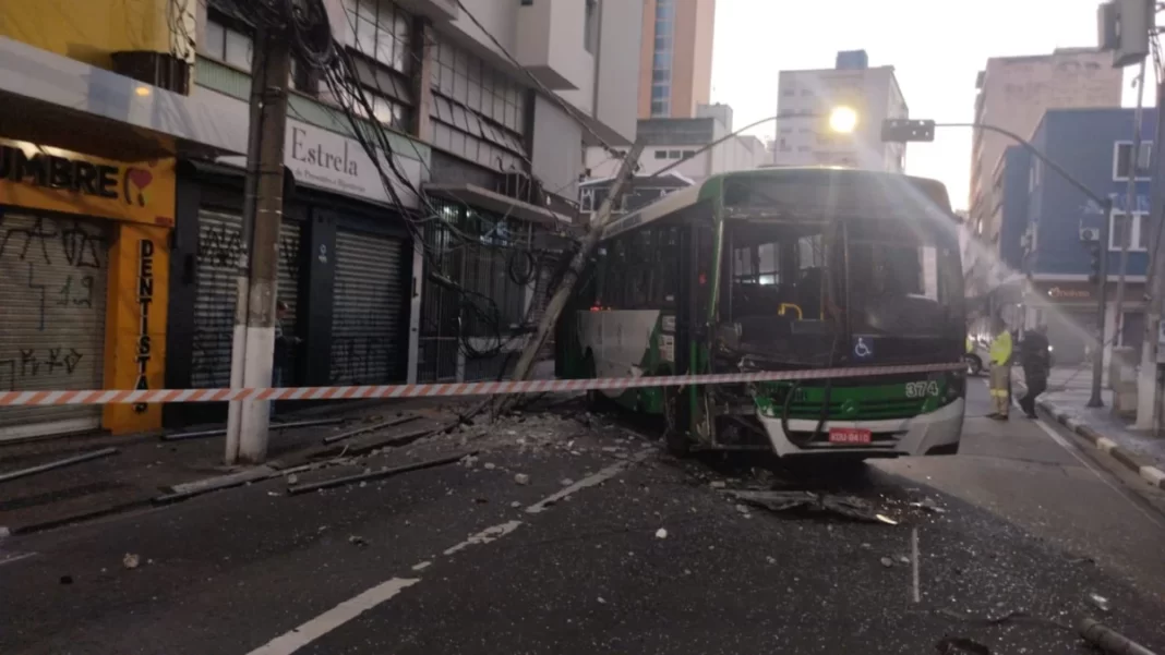 Carro bate em ônibus ao passar sinal vermelho no Centro de Campinas