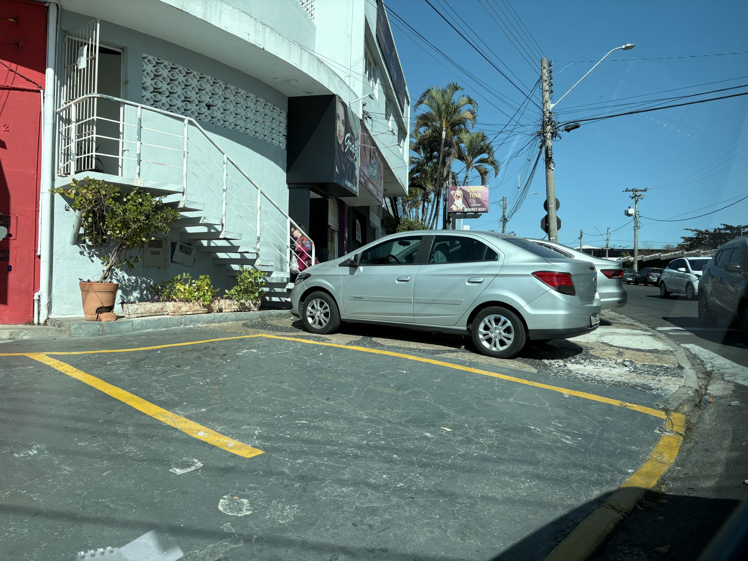 Carros estacionados em calçadas irritam pedestres; Emdec alerta para infração de trânsito