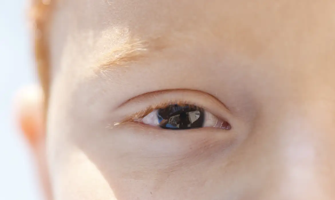 Cartilha ajuda a orientar pais a tomar cuidado com visão dos bebês