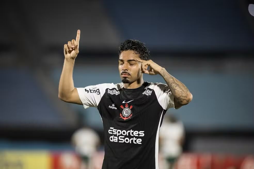 Corinthians acerta renovação de contrato de lateral Matheus Bidu