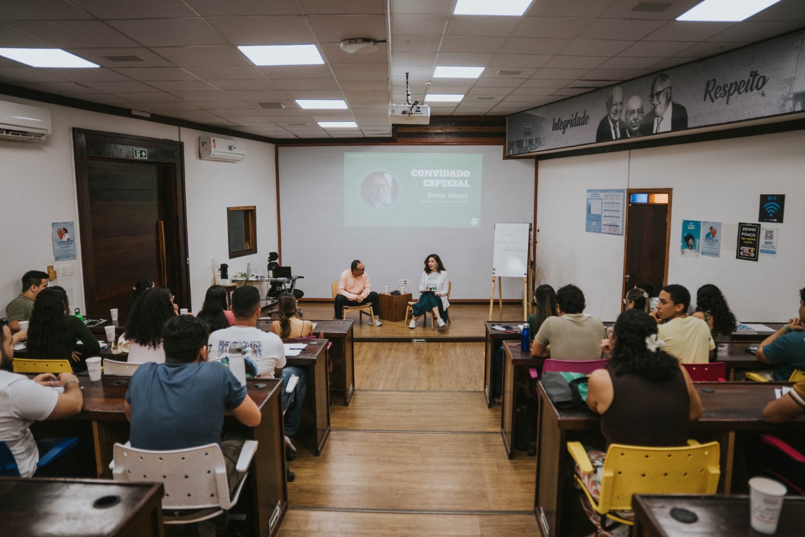 Curso gratuito ajuda universitários a impulsionar carreira com projeto prático e mentoria