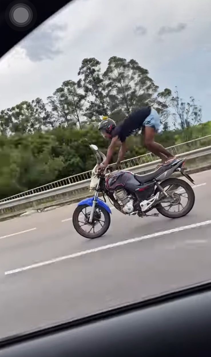 Homem é preso por realizar manobras perigosas com moto em rodovias