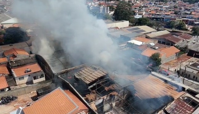 Incêndio destrói fábrica de espuma em Americana; duas pessoas inalaram fumaça