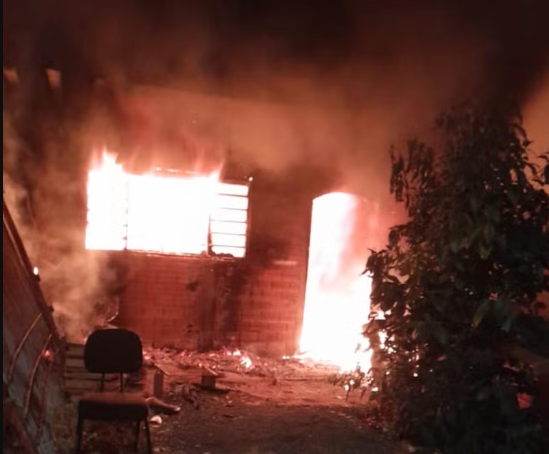 Morador é socorrido com 70% do corpo queimado após incêndio atingir casa em Sumaré