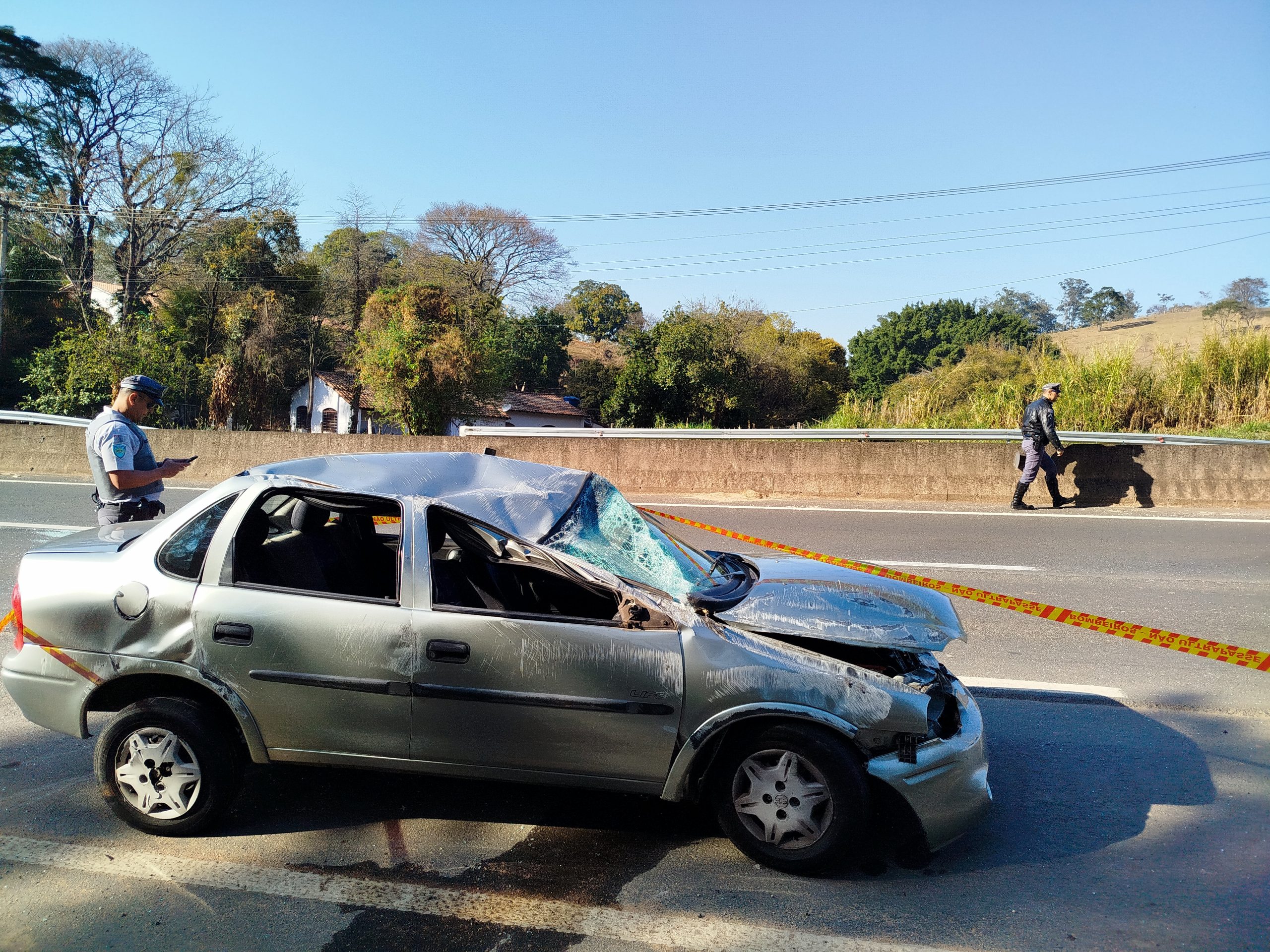 Motorista capota veículo na Rod. João Beira em Amparo