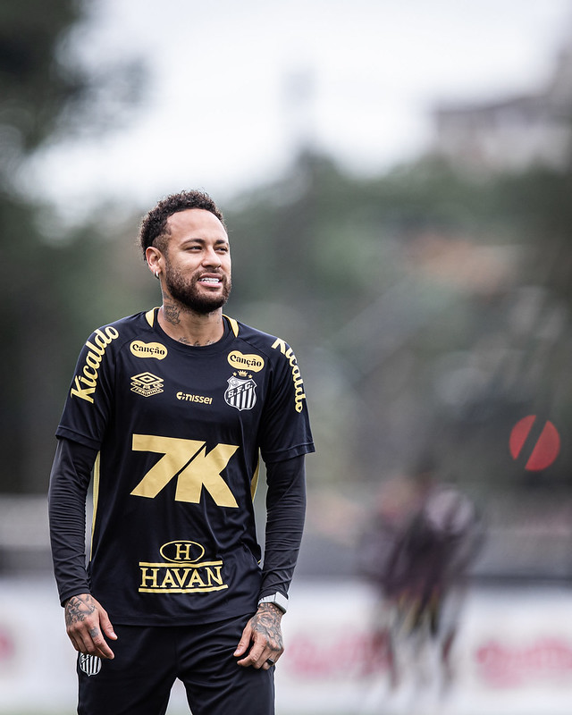 Neymar treina com o grupo do Santos e pode aparecer entre os titulares contra o Fluminense