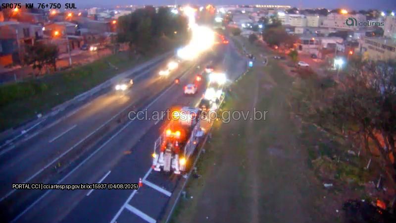 Ônibus, carros e moto se envolvem em engavetamento na Rodovia Santos Dumont