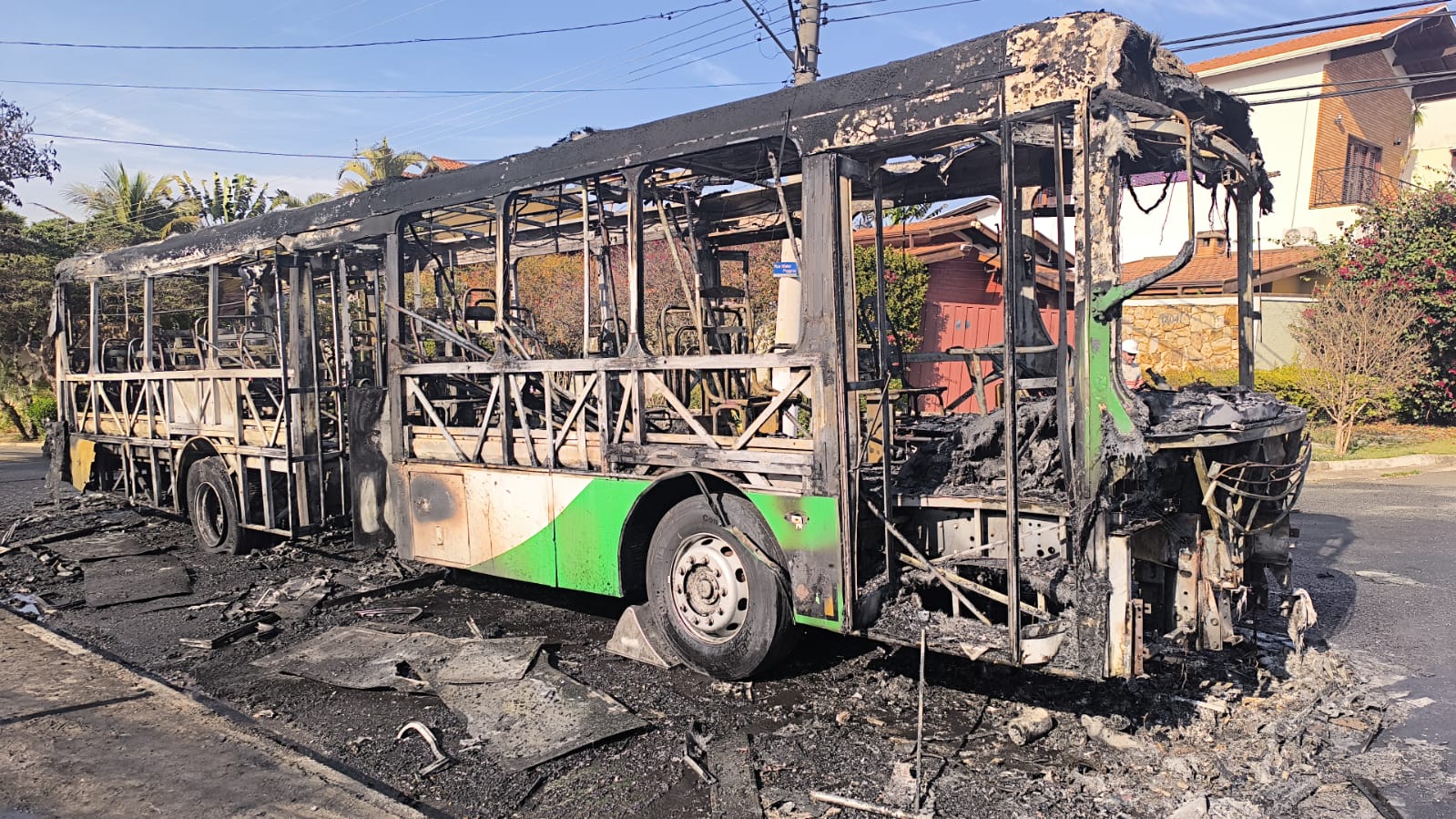 Ônibus pega fogo em Sousas; ninguém ficou ferido