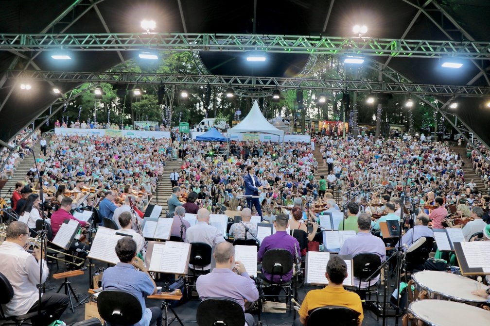 Orquestra Sinfônica se apresenta na Lagoa do Taquaral com Hamilton de Holanda 