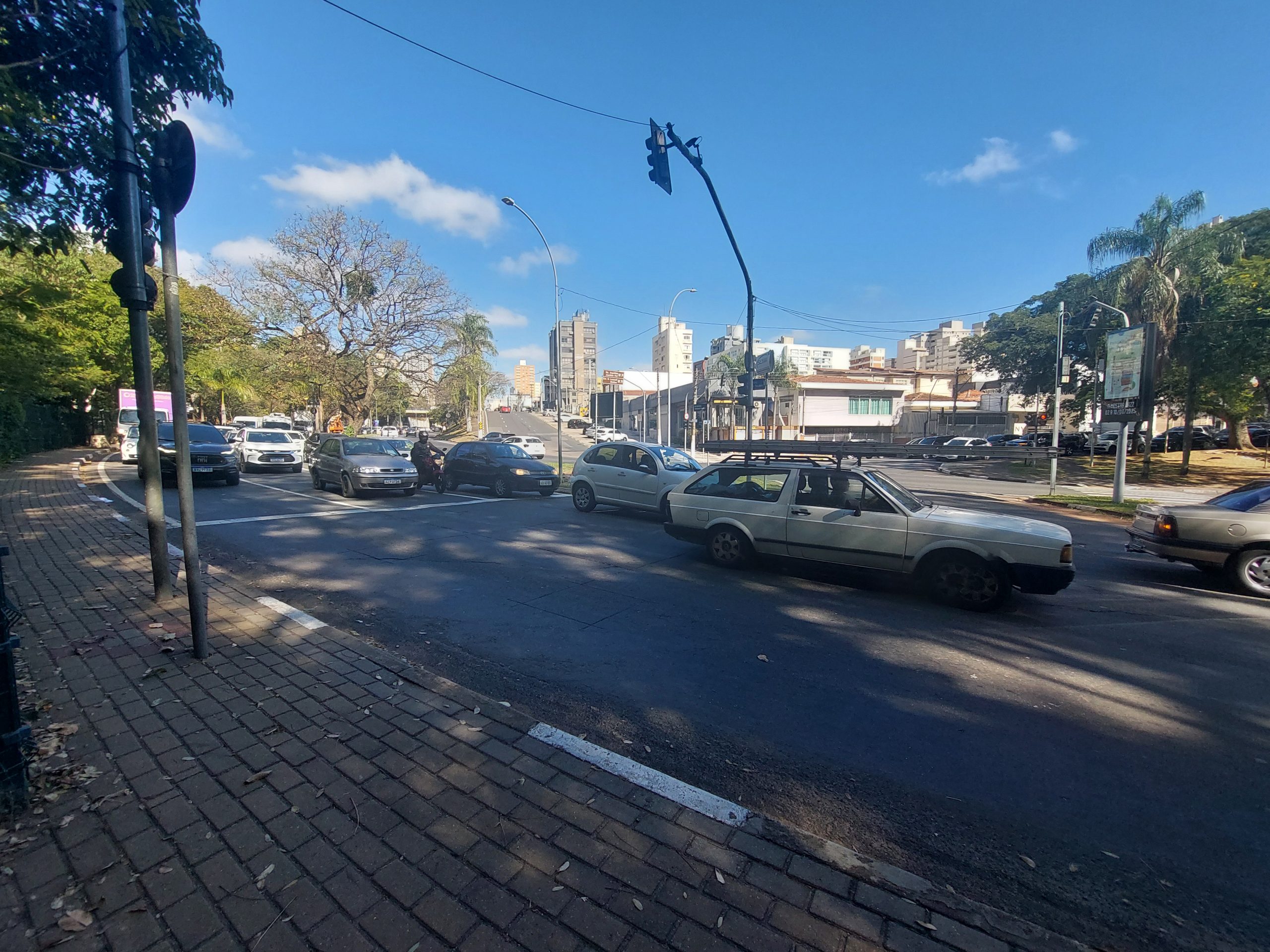 Ouvinte pede mudanças no semáforo de pedestres, próximo ao Bosque dos Jequitibás