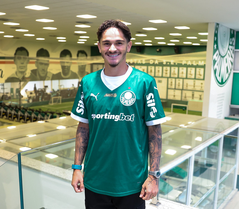 Palmeiras apresenta lateral-direito Khellven para sequencia da temporada
