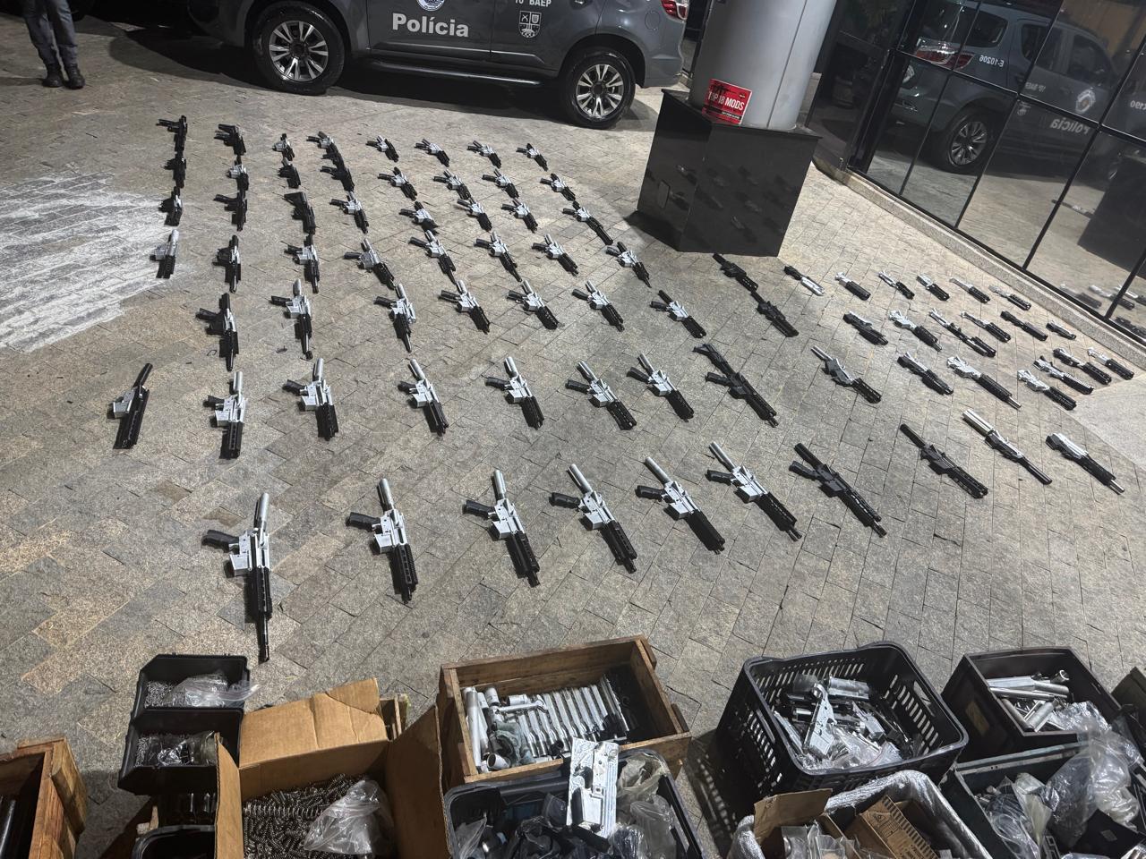 Polícia Federal desmonta fábrica clandestina de fuzis em Santa Bárbara d’Oeste e prende 2