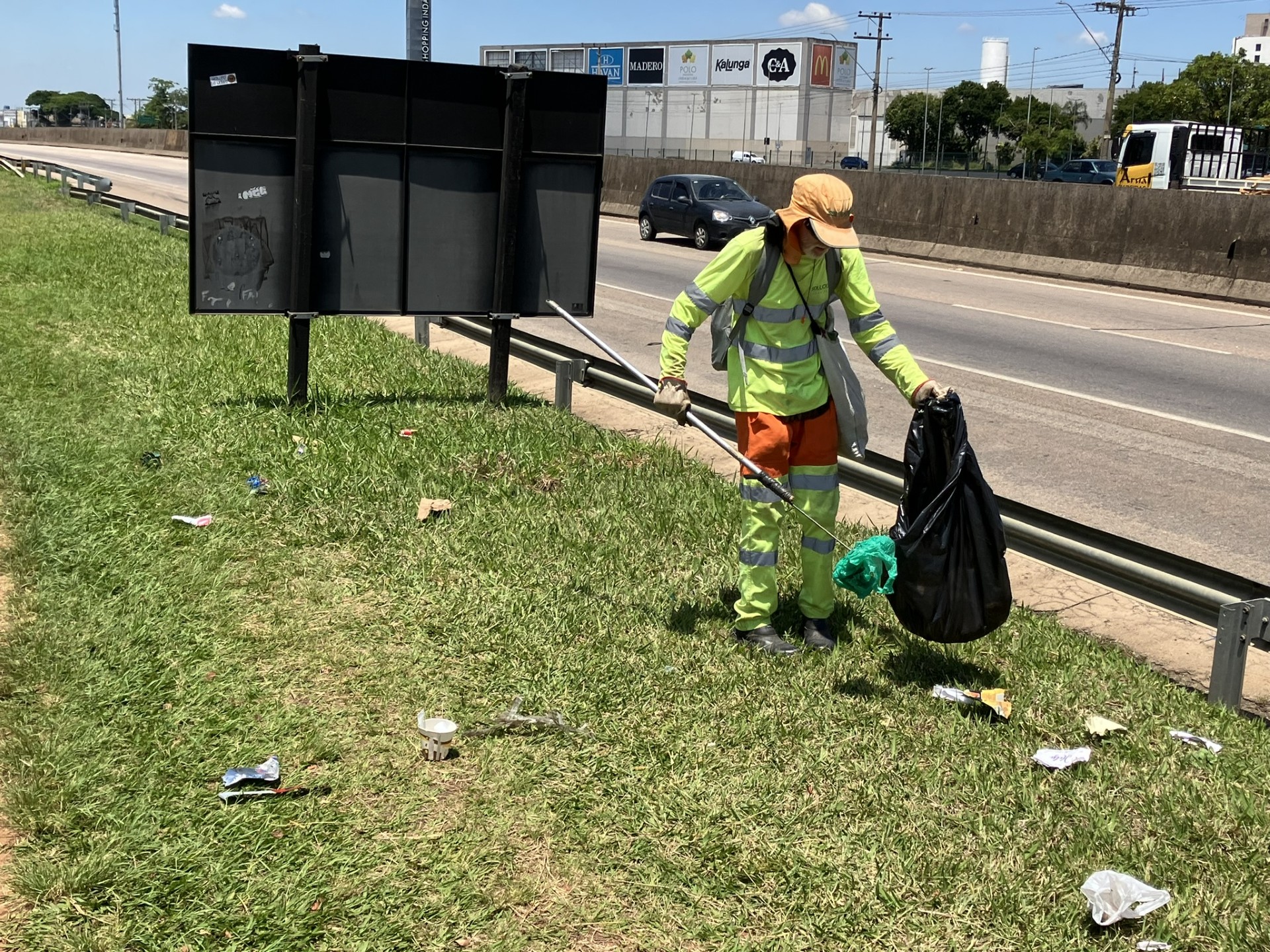 Quase 300 toneladas de lixo são retiradas de rodovias administradas pela Via Colinas