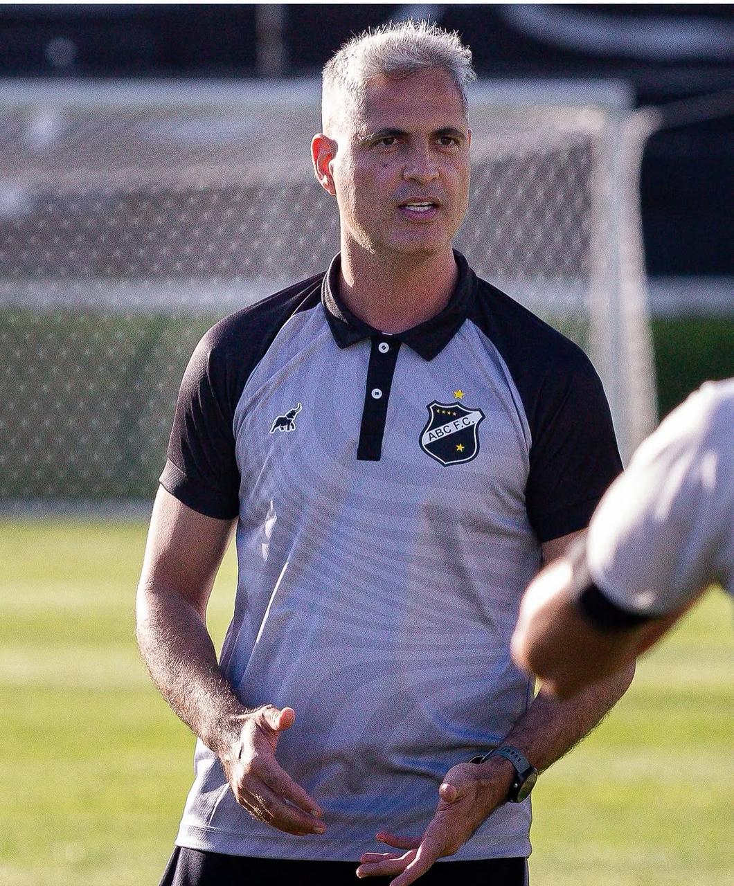 Técnico do ABC faz apelo ao torcedor para a partida contra o Guarani