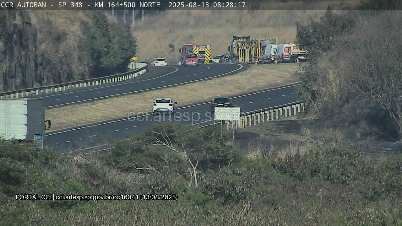 Motorista morre na Bandeirantes após bater na traseira de caminhão 