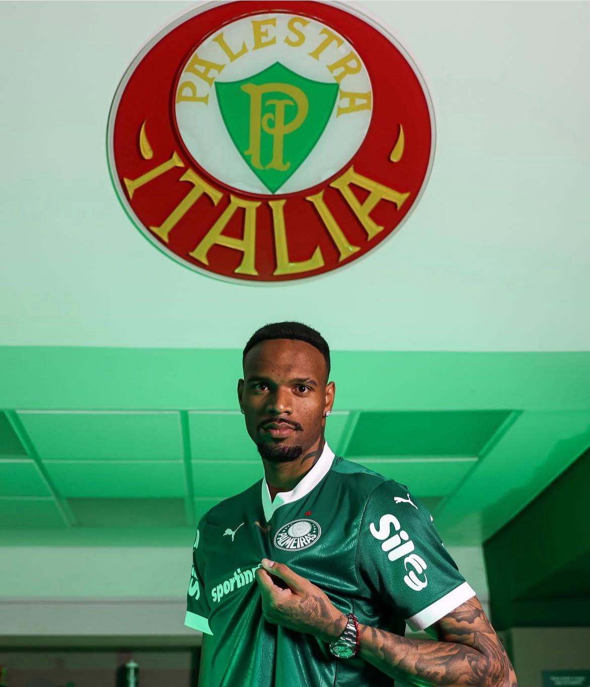 Goleiro Carlos Miguel se apresenta e já treina no Palmeiras