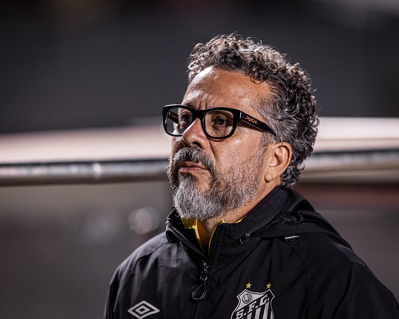 Técnico Cléber Xavier admite pressão em trabalho no Santos
