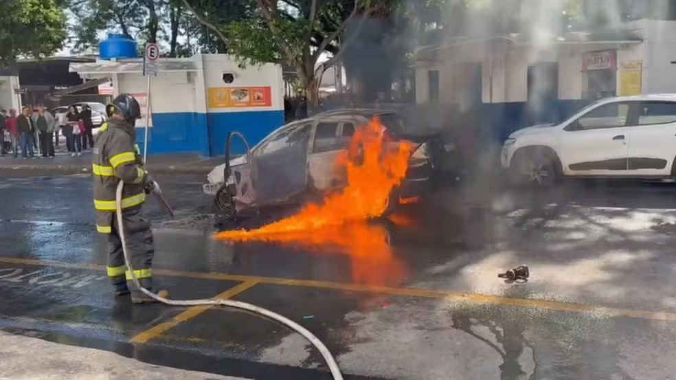 Cinco veículos são atingidos por incêndio em Indaiatuba 