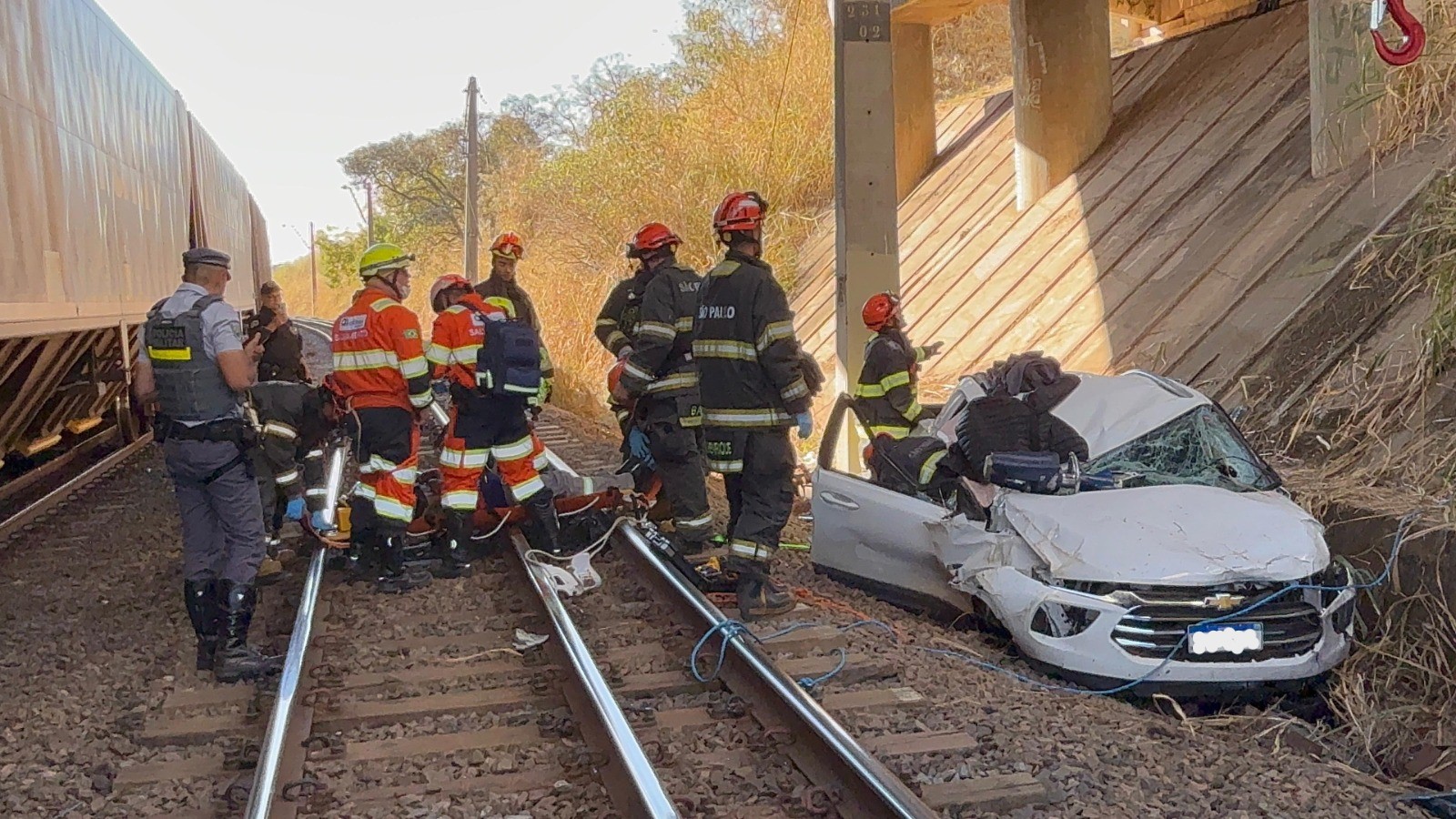 Carro cai em linha férrea sob a Rod. Santos Dumont, em Indaiatuba