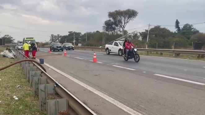 Rod. Zeferino Vaz é totalmente liberada após 12h de bloqueio devido a acidente entre caminhões 