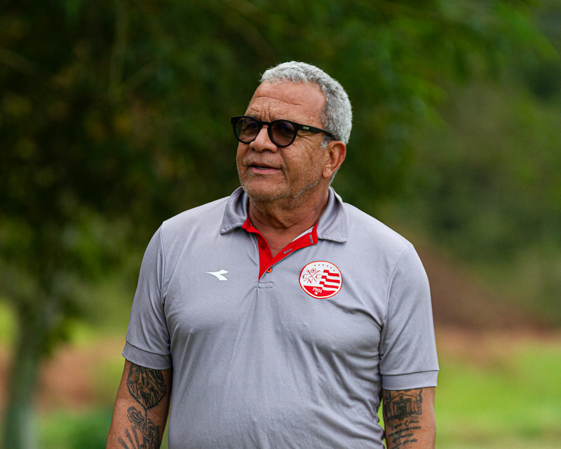 Adversário do Guarani, Náutico vence Brusque, mas técnico Hélio dos Anjos não poupa arbitragem