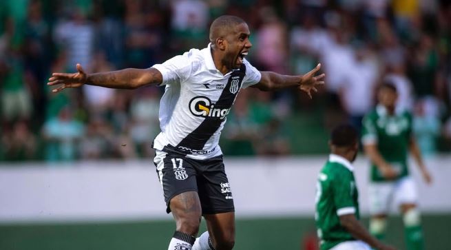 Autor do gol no dérbi 211, Toró é carregado pela torcida da Ponte Preta após o jogo