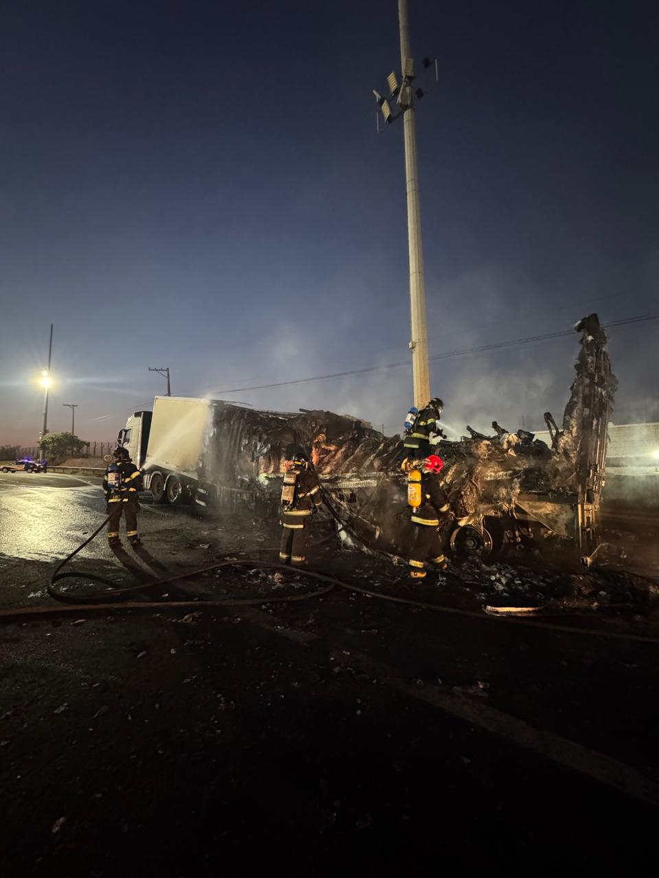 Caminhão que transportava carne pega fogo na Rodovia Anhanguera