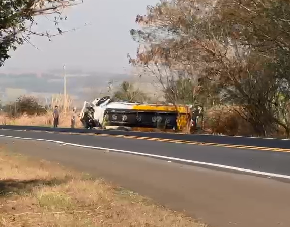 Caminhão-tanque com 25 mil litros de diesel tomba na Rodovia SP-133 em Cosmópolis