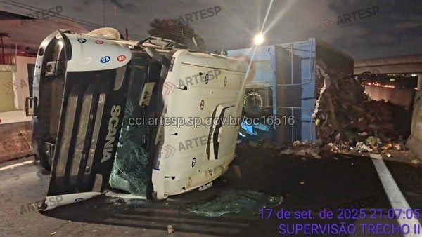 Caminhão tomba após choque com barreira de concreto na Anhanguera