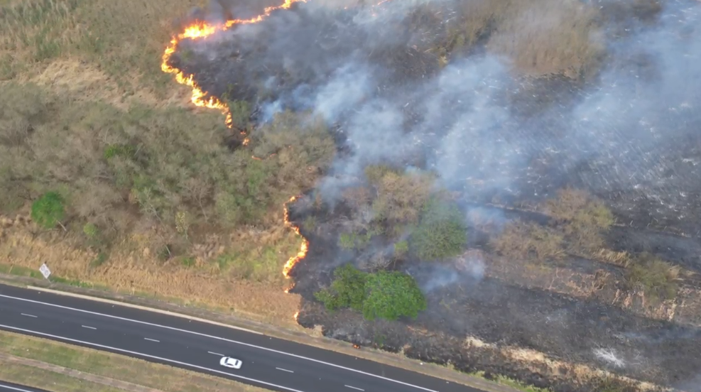 Carros ficam queimados após incêndio na Luiz de Queiroz, em Santa Bárbara d’Oeste