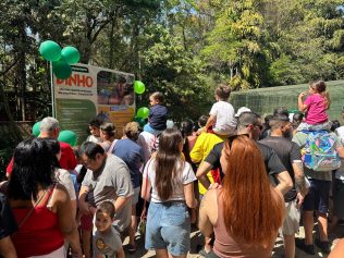 Hipopótamo Dinho celebra 19 anos e ganha festa no Bosque dos Jequitibás