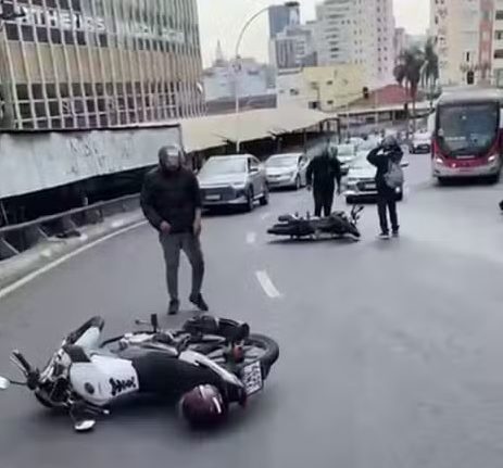 Motociclistas caem em avenida após ônibus derramar líquido em Campinas