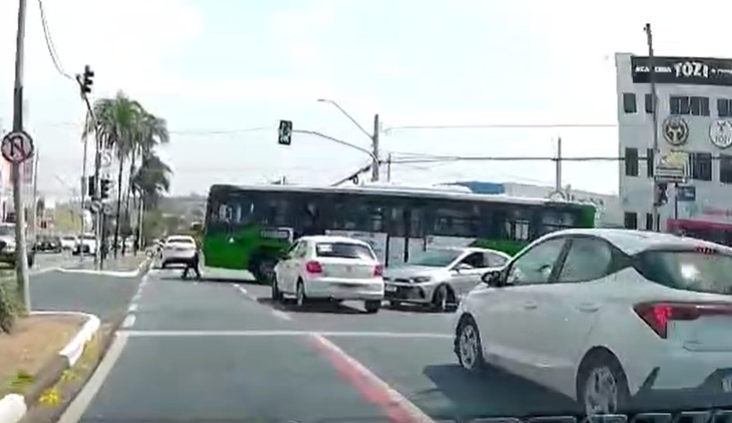 Motorista tenta segurar ônibus “no braço” e acaba atropelado em Campinas