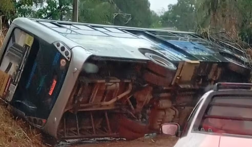 Ônibus com passageiros tomba em estrada de Jaguariúna