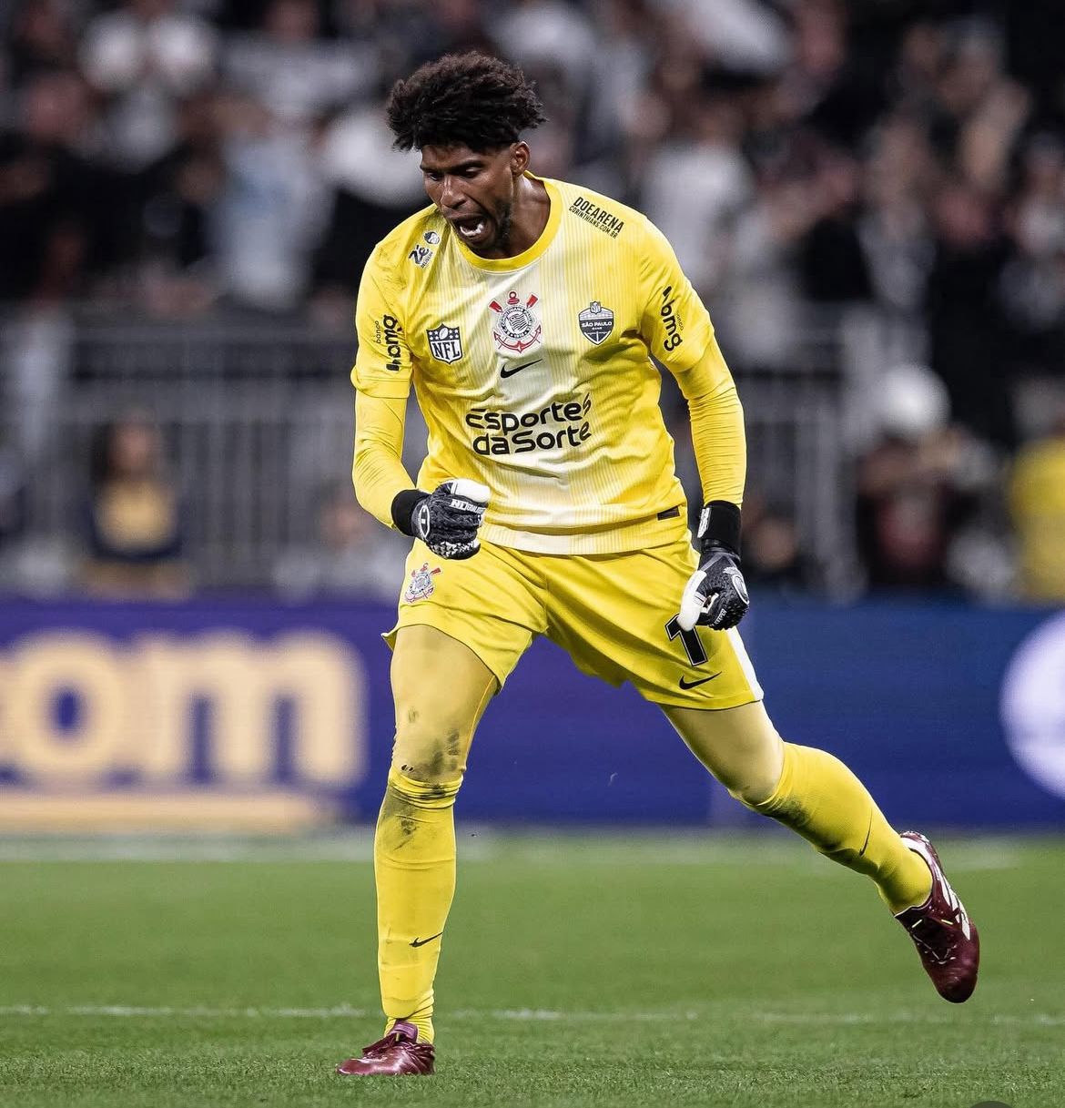 Pênalti defendido por Hugo Souza faz o jogador entrar para história do Corinthians