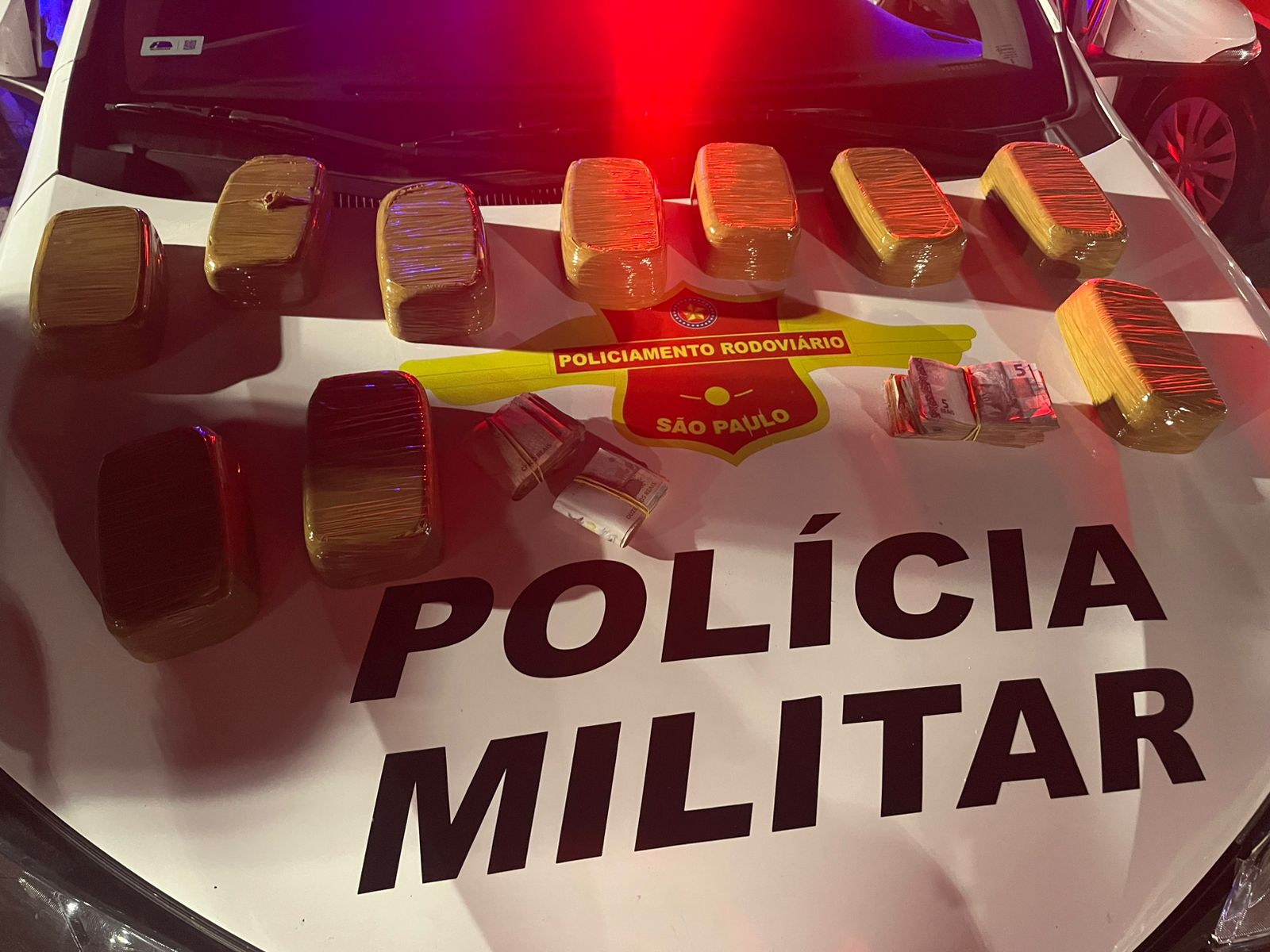 Polícia apreende 10 kg de droga e quase R$ 10 mil com família em rodovia de Nova Odessa