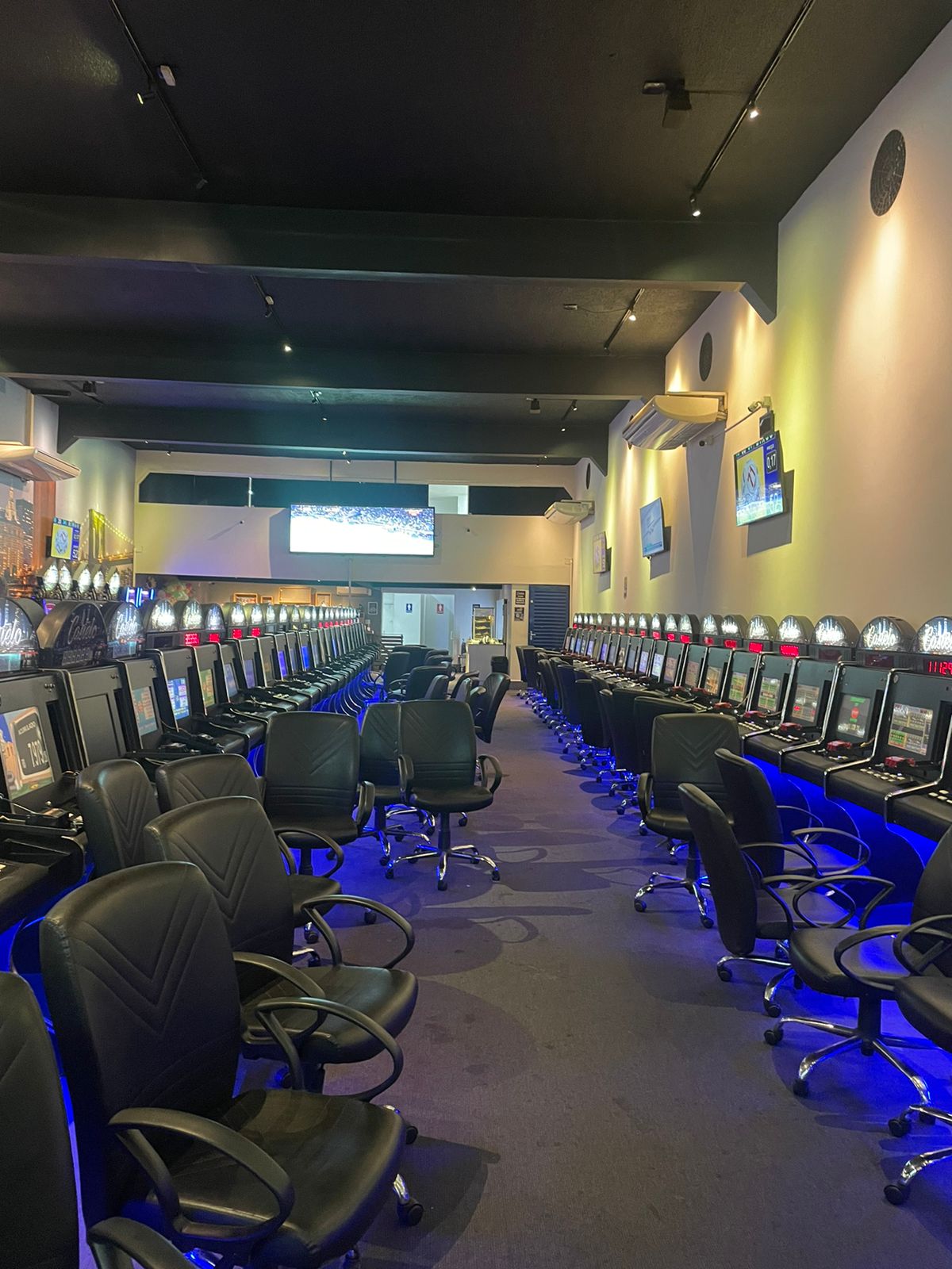 Polícia encontra bingo clandestino com mais de 100 máquinas em Campinas