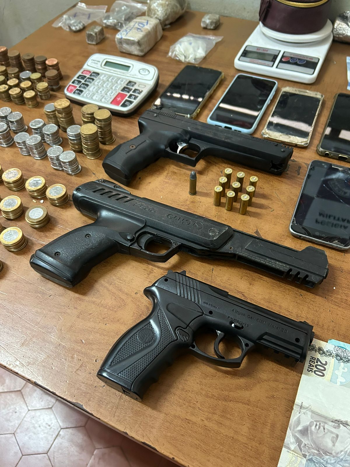 Polícia encontra drogas, dinheiro e veículos durante operação em São Pedro