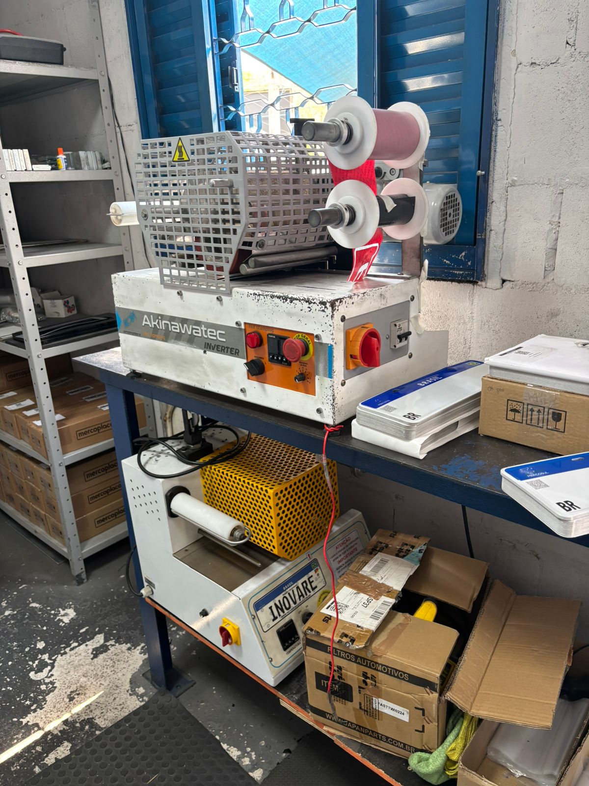 Polícia prende dois por fabricação de placas irregulares