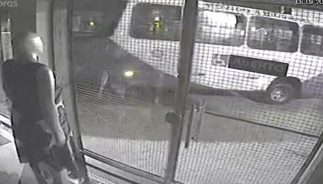 Micro-ônibus atinge comércios após motorista passar mal em Campinas