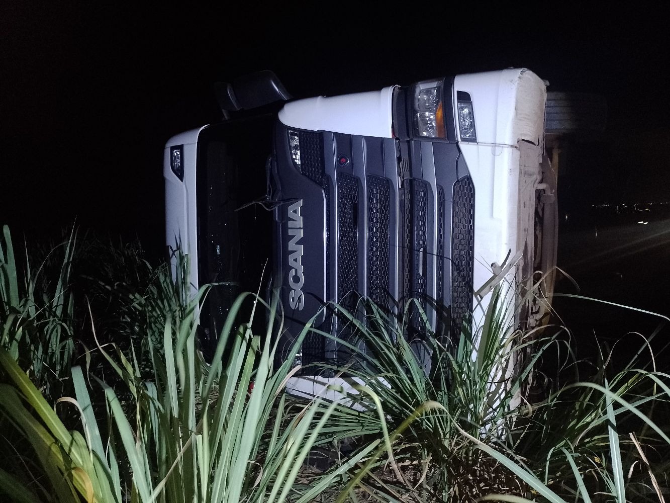 Motorista escapa de roubo e carreta tombada é recuperada entre SBO e Capivari