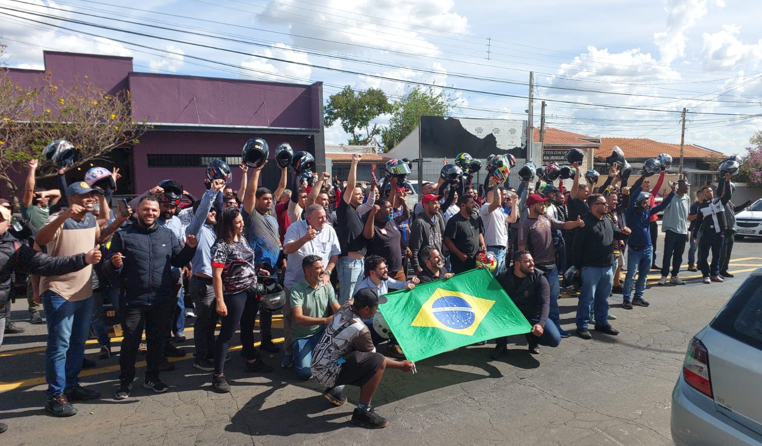 Motociclistas de aplicativo voltam às ruas em protesto contra multas em Campinas; Trabalhadores relatam abusos em abordagens