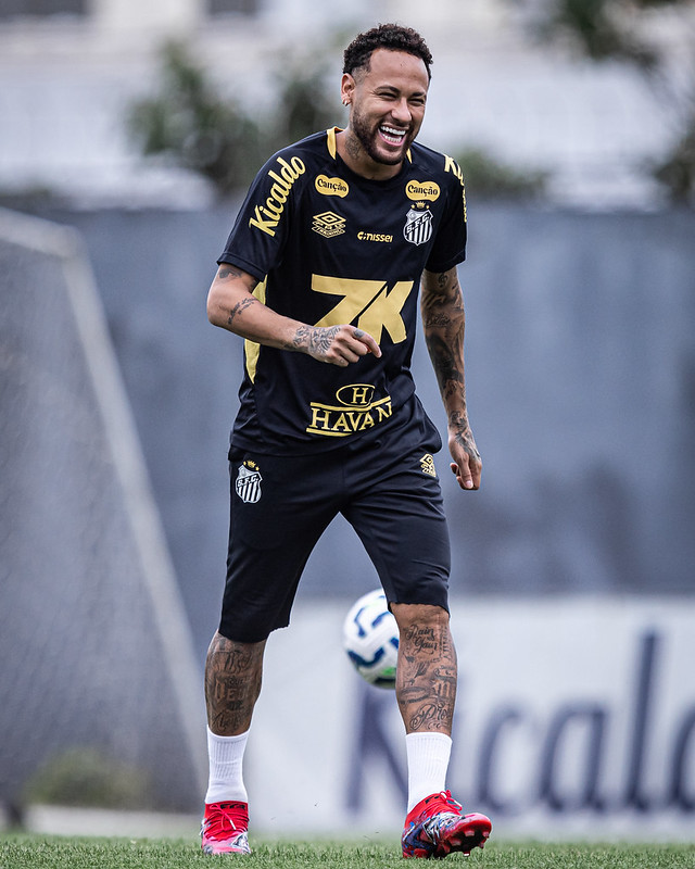 Neymar é dúvida no Santos para enfrentar o Atlético-MG no gramado sintético da Arena MRV