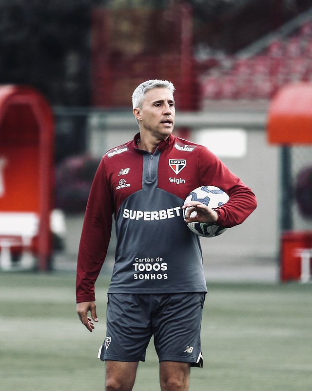 Técnico Crespo comemora São Paulo completo contra LDU no Equador