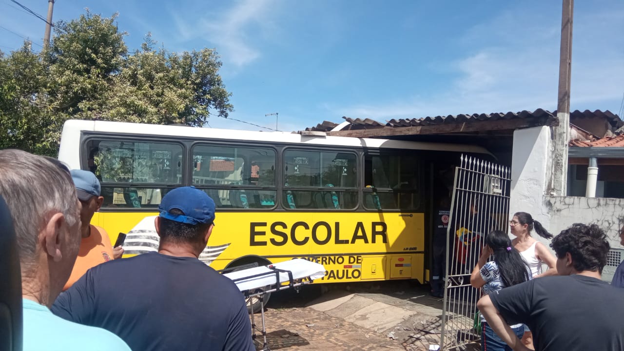 Motorista de micro-ônibus passa mal e invade garagem de casa em Nova Odessa