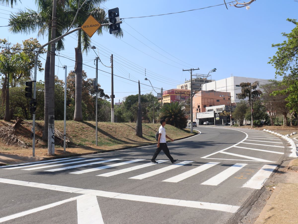 Semáforo para pedestres no acesso para Via Expressa Waldemar Paschoal é ativado