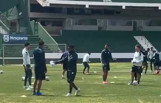 Último treino do Guarani em Campinas tem presença de Cicinho no gramado do Brinco de Ouro