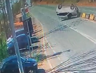 Motorista capota carro em praça de pedágio de rodovia em Limeira 