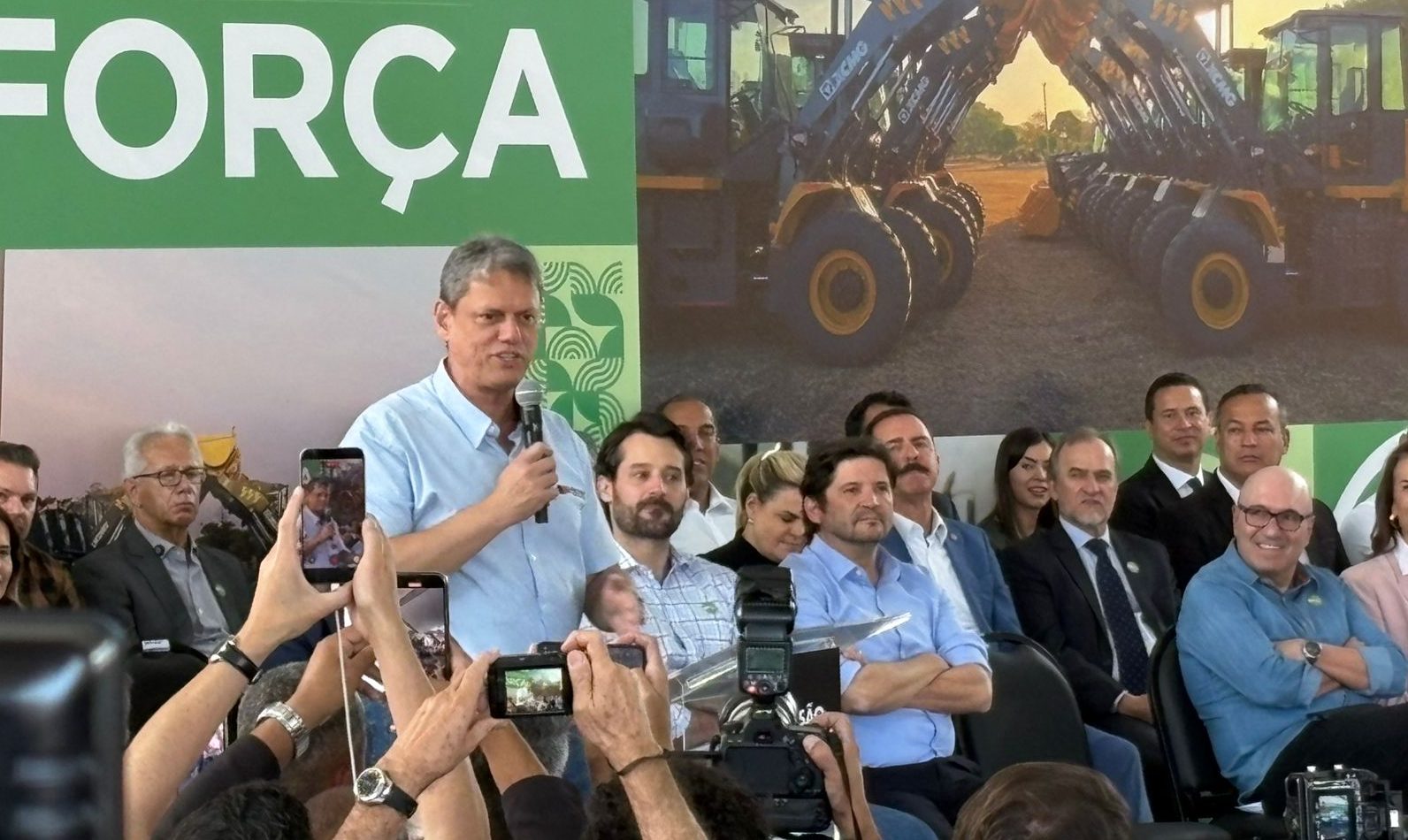 Tarcísio de Freitas entrega máquinas agrícolas a mais de 200 municípios em Campinas